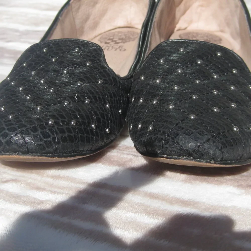VINCE CAMUTO LILLIANA 2 STUDDED BLACK SOLID SNAKE/QUILTED FLATS SIZE 7    EUC - Picture 3 of 7